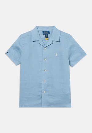 Hele sinine lühikeste varrukatega nööbitav särk kampkaelusega, valge tikitud logo rinnal ja nähtav brändisilt krae sees.