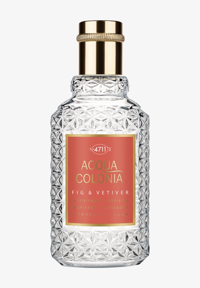 Glas-Parfümflasche mit Diamantmuster und goldfarbenem Verschluss, beschriftet mit "Acqua Colonia Fig & Vetiver" auf einem roten und goldenen rechteckigen Etikett.