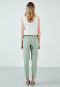 LELA REGULAR FIT - Hlače - mint