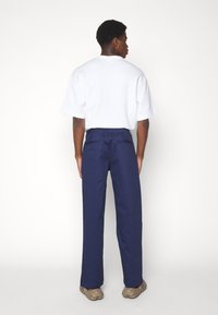 Nike Sportswear PANT  - Kalhoty - midnight navy/(white)