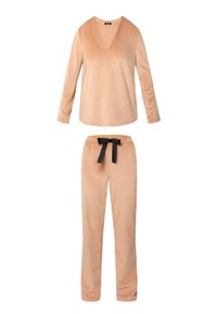 Brzoskwiniowy, długi rękaw z dekoltem w serek; w komplecie z dopasowanymi spodniami z czarnym sznurkiem do ściągania. Miękka, welurowa faktura.