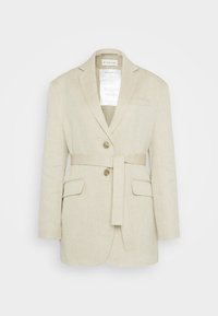 Beige Leinen-Blazer mit einem taillierten Gürtel, zwei vorderen Taschen, gekerbten Revers und zwei Knöpfen. Enthält ein sichtbares Etikett im Kragen.