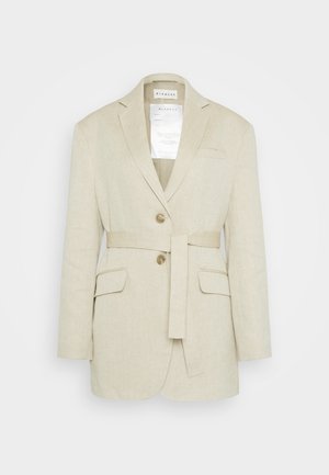 Beige Leinen-Blazer mit einem taillierten Gürtel, zwei vorderen Taschen, gekerbten Revers und zwei Knöpfen. Enthält ein sichtbares Etikett im Kragen.