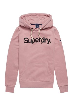 Różowa bluza z kapturem z przednią kieszenią typu kangur, białymi sznurkami i wyraźnym czarnym napisem "Superdry." na piersi.