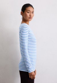 Lange mouwen shirt in lichtblauw en witte strepen, gemaakt van zachte stof, met een ronde halslijn en een getailleerde silhout.