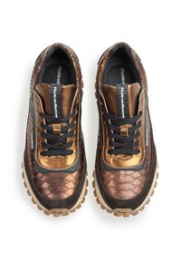 Baskets marron et bronze en cuir texturé, avec des accents contrastants, des lacets noirs et une semelle robuste pour une meilleure adhérence.
