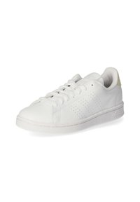 Baskets en cuir blanc avec surface lisse, bout rond, côtés perforés et semelle blanche plate. Présente des lacets blancs et un logo de marque subtil.
