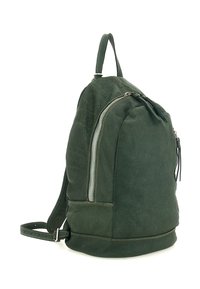 Zaino in pelle verde con finitura testurizzata, dotato di tasca laterale con cerniera, spallacci regolabili e forma arrotondata.