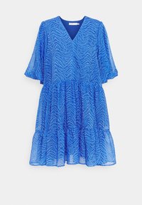 Blå klänning med V-ringning, korta utsvängda ärmar, lagerdesign och ett strukturerat zebramönster. Tillverkad av lätt, genomskinlig tyg.