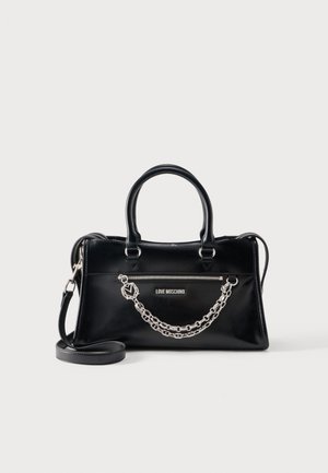 Crna pravokutna torba s dva ručka, odvojivim remenom za rame, prednjim džepom na patentni zatvarač, detaljem od srebrnog lanca i logotipom "Love Moschino".