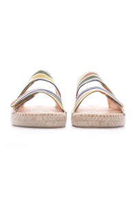 Espadrillas con cinturini presentano fasce di tessuto multicolore, suola avvolta in juta e una soletta piatta. Design aperto per traspirabilità.