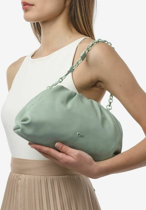 Borsa a mano in pelle verde menta con design arricciato e tracolla verde menta. Presenta un logo impresso e una trama liscia.