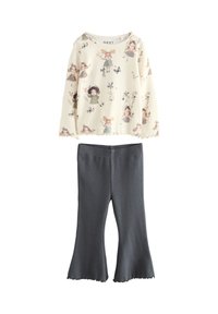 T-shirt crème à manches longues avec illustrations de fées, texture côtelée ; associé à des leggings évasés gris, tous deux en tissu doux.