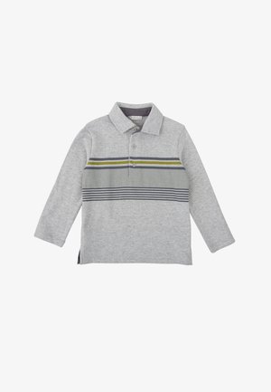 Camisa polo de manga larga gris con cuello, que presenta rayas horizontales en verde y azul marino. Tejido de textura suave con aberturas laterales.