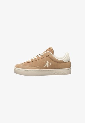 Sneaker in suede beige con accenti bianchi, punta arrotondata, design con lacci e logo subtly embossato sul lato. Parte superiore testurizzata e suola liscia.