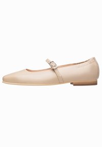 Ballerines en cuir beige avec un bout rond, une sangle de cheville réglable dotée d'une boucle en argent et un petit talon en bois.