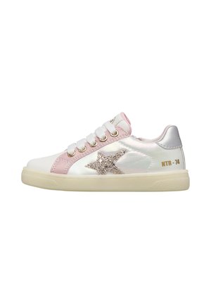 Sneaker bassa con corpo bianco perlato, rifiniture rosa, stella glitterata sul lato, lacci bianchi, linguetta sul tallone argento e suola beige.
