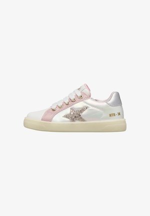 Baskets basses avec une tige blanche nacrée, un bord rose, une étoile scintillante sur le côté, des lacets blancs, un insert argenté au talon et une semelle beige.