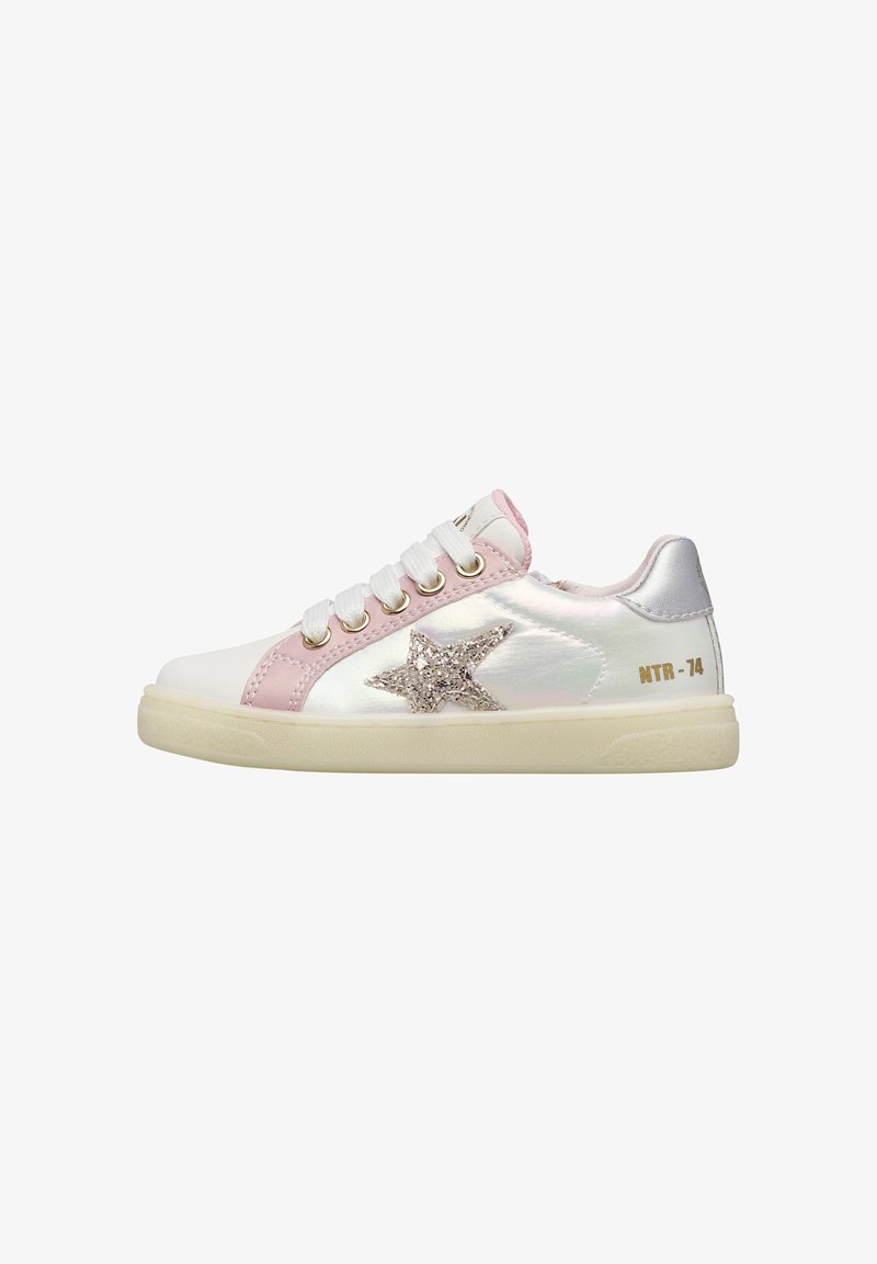 Baskets basses avec une tige blanche nacrée, un bord rose, une étoile scintillante sur le côté, des lacets blancs, un insert argenté au talon et une semelle beige.