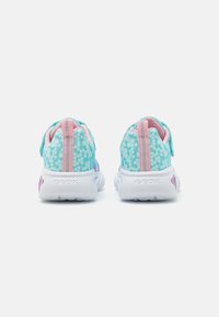 Kék és rózsaszín gyerek sportcipők, pöttyös mintával, könnyű kialakítással, rugalmas fűzőkkel és fehér talppal, lila akcentusokkal.