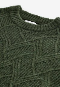 Pull en tricot vert foncé avec un motif tissé texturé, un col rond côtelé et un tissu doux.