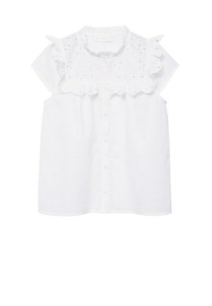 Camiseta blanca de manga corta con un detalle decorativo de ojales y cuello con volantes. Frente abotonado con un ajuste relajado. Textura de tela suave.