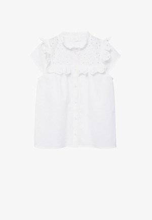 Biała koszula z krótkim rękawem z dekoracyjną lamówką z ażurowym wzorem i marszczonym kołnierzem. Zapięcie na guziki z przednim rozcięciem i luźnym krojem. Miękka faktura tkaniny.