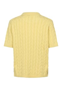 Pull à manches courtes en maille torsadée de couleur jaune clair. Il présente un col et un ourlet côtelés, un motif texturé sur l'ensemble et une coupe décontractée.
