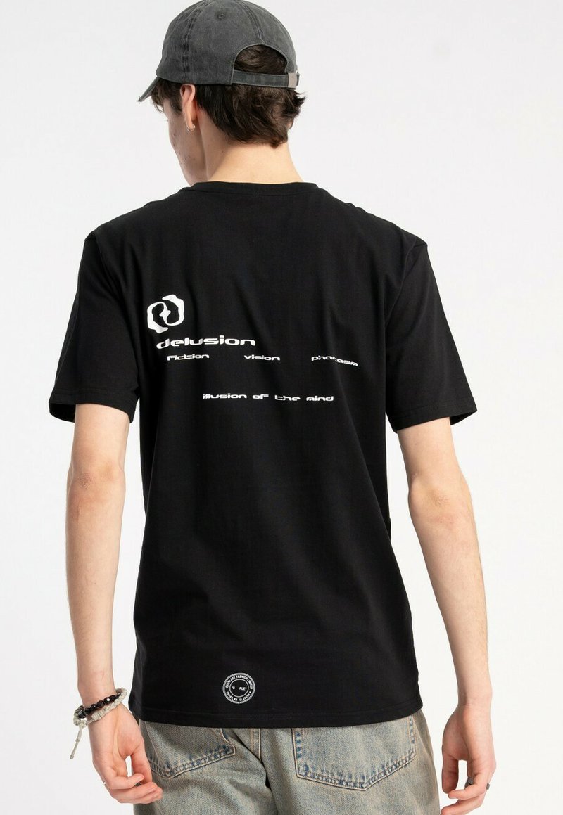 Czarna bawełniana koszulka z krótkim rękawem, z białym tekstem i logo na plecach. Zawiera okrągłą metkę marki na dole.