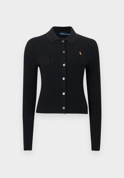 Černý pletený kardigan s copánkovým vzorem, zapínáním na knoflíky, dlouhými rukávy a klasickým límečkem. Malé logo vyšívané na hrudi.