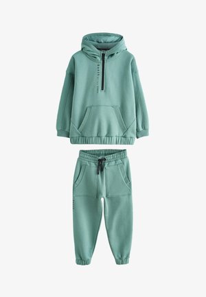 Trening pentru copii de culoare verde deschis, format dintr-un pulover cu glugă și fermoar pe jumătate și pantalonii jogger asortați cu talie elastică și șnur de ajustare.