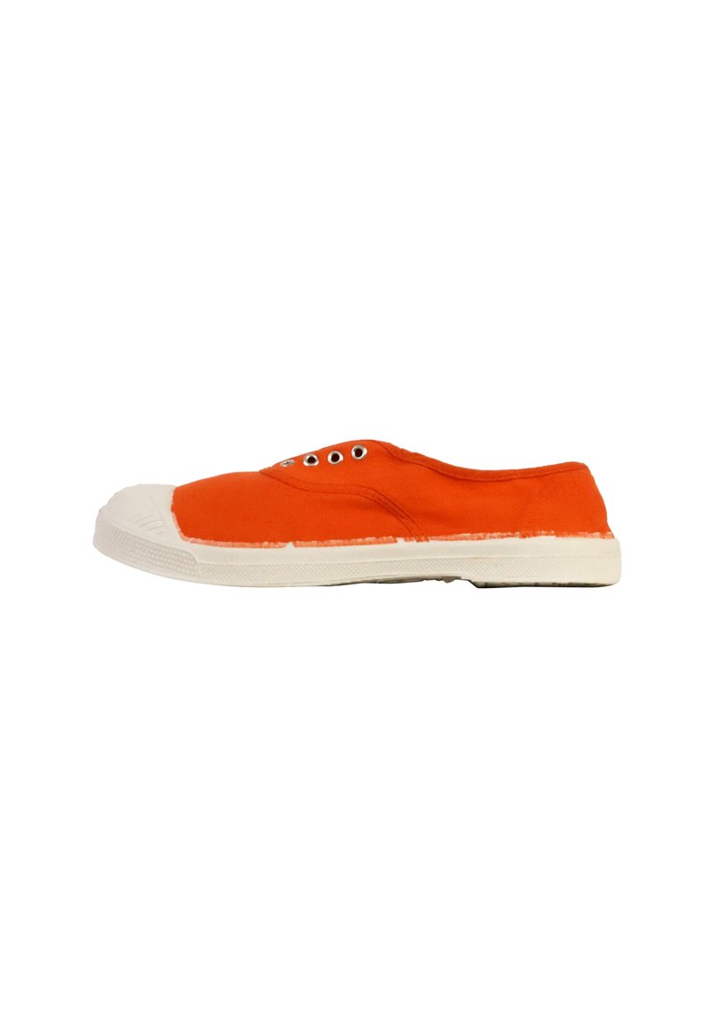 Chaussure à enfiler en toile orange avec semelle et capuchon en caoutchouc blanc, dotée de cinq œillets en métal pour les lacets, présentant une texture légèrement usée.