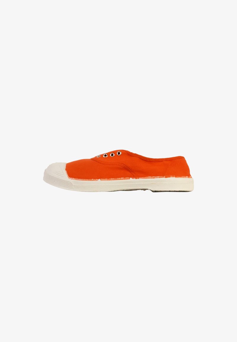 Chaussure à enfiler en toile orange avec semelle et capuchon en caoutchouc blanc, dotée de cinq œillets en métal pour les lacets, présentant une texture légèrement usée.