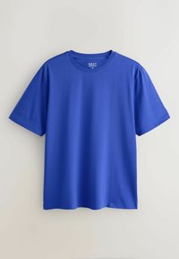 T-shirt bleu uni à manches courtes et col rond, coupe régulière, taille moyenne, suspendu sur un fond gris clair.