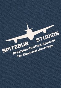 Navyblaue Baumwoll-T-Shirt mit weißem Text und einer Silhouette eines Flugzeugs, mit "SPITZBUB STUDIOS" darüber und "Präzisionsgefertigte Kleidung" darunter.