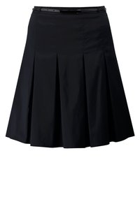 Jupe noire ligne A avec larges plis creux et une ceinture noire mince avec une petite boucle à la taille, longueur genou.