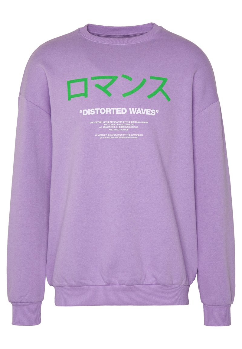 Sweat-shirt violet avec un texte graphique vert indiquant "DISTORTED WAVES" et des caractères japonais. Tissu doux avec poignets et ourlet côtelés.