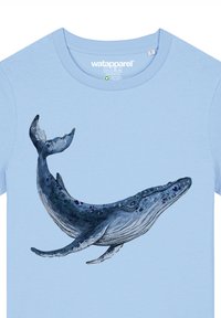Lichtblauwe katoenen t-shirt met een afbeelding van een blauwe walvis in verschillende tinten blauw en grijs, met gedetailleerde versieringen op zijn lichaam.