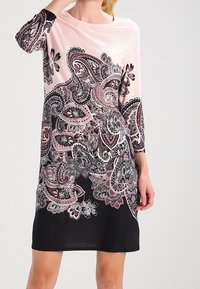 Langsleeve jurk met een roze en zwarte paisley ontwerp, gemaakt van een nette stof met bloemaccenten en een ontspannen pasvorm.