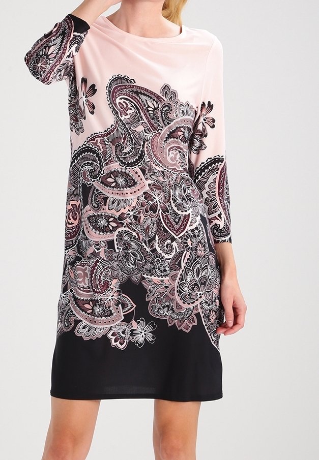 Langsleeve jurk met een roze en zwarte paisley ontwerp, gemaakt van een nette stof met bloemaccenten en een ontspannen pasvorm.