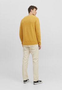 Jack & Jones JJEHILL CREW NECK  - Strickpullover - honey gold