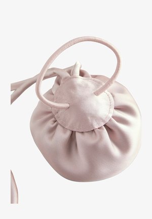 Pochette en tissu rose avec un design froncé, texture lisse et base circulaire. Dotée d'une fine poignée assortie pour un transport facile.