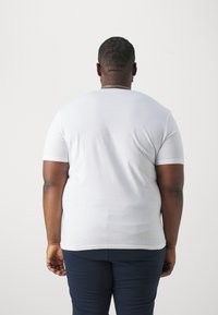 Jack & Jones JJFOREST TEE CREW NECK - Tričko s potlačou - white