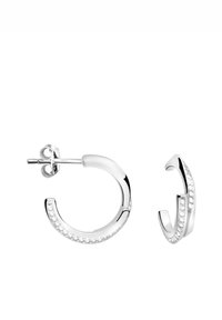 Silvriga hoopsörhängen med en platt design och en rad små klara stenar längs kanten samt en säker post-back stängning.