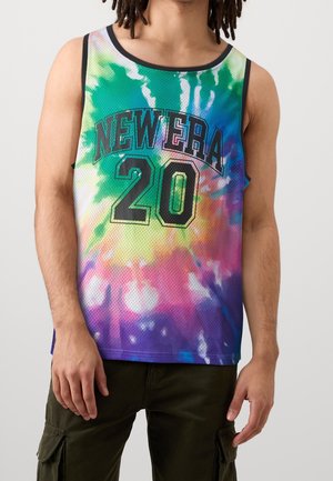 Siatka top na ramiączkach z wzorem tie-dye w kolorach zielonym, niebieskim, różowym i fioletowym, z nadrukiem "NEW ERA" oraz "20" w kolorze czarnym.