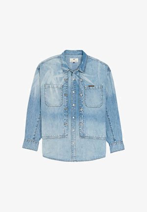 Lyseblå denimskjorte med lange ærmer, knaplukning foran, to brystlommer og klassisk krave.