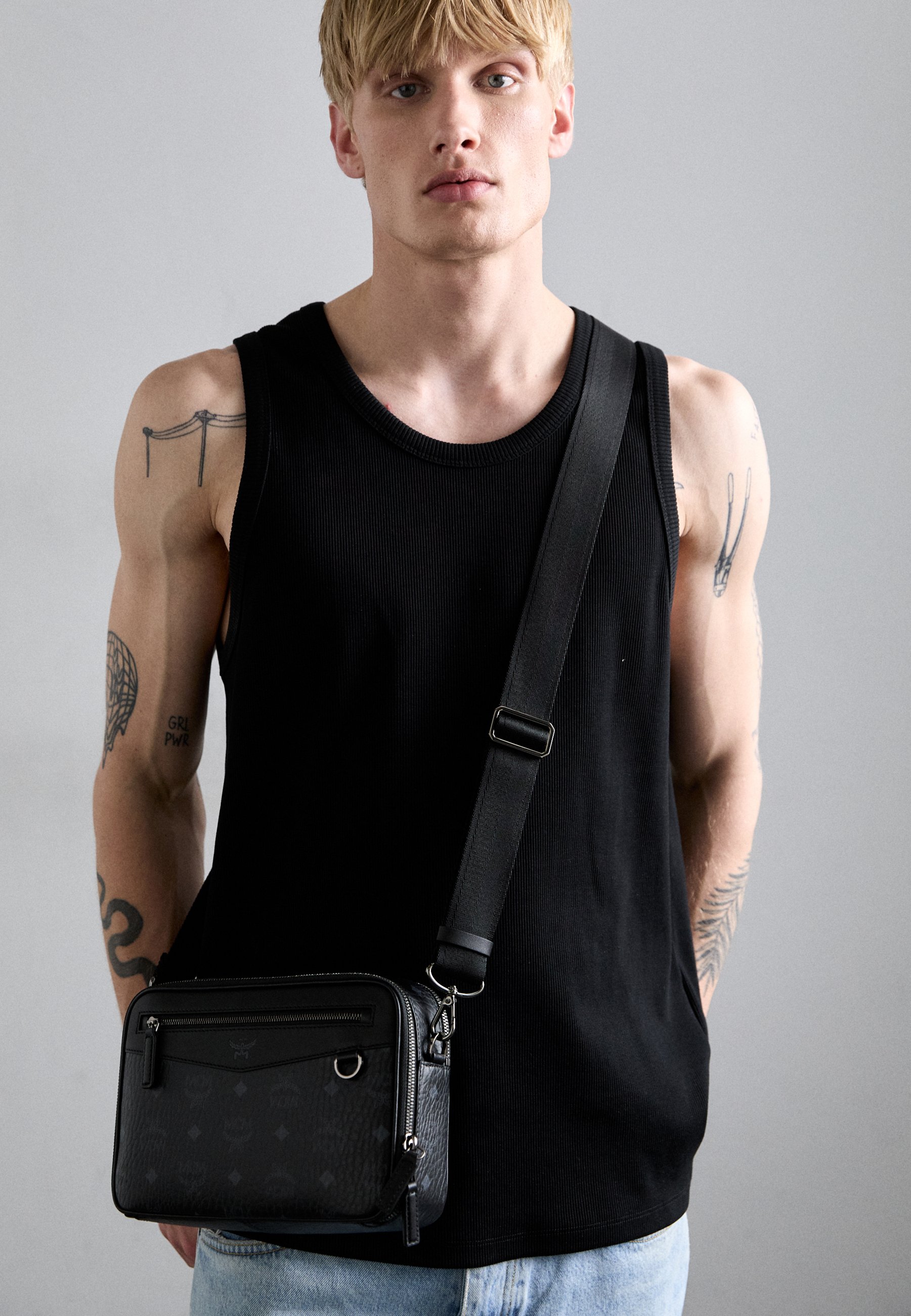 MCM ブラック ボディバッグ MCM CROSSBODY UNISEX - Cross body bag - black - Zalando.co.uk