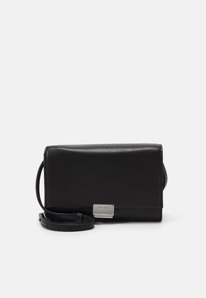 Bolso cruzado de cuero negro con forma rectangular, textura suave, cierre de solapa y herrajes en tono plateado. Incluye una correa ajustable.