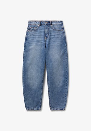 Jeans de mezclilla azul con un corte holgado, que cuentan con cinco bolsillos, pasadores para el cinturón y costuras visibles. Textura suave con un acabado desgastado.