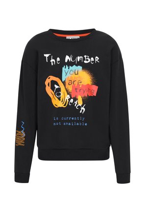 Sort sweatshirt med farverige grafiske tekster og designs, herunder orange og blå accenter, raglanærmer og en afslappet pasform.
